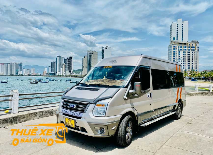 Ford Transit 16 chỗ tại phố biển Nha Trang