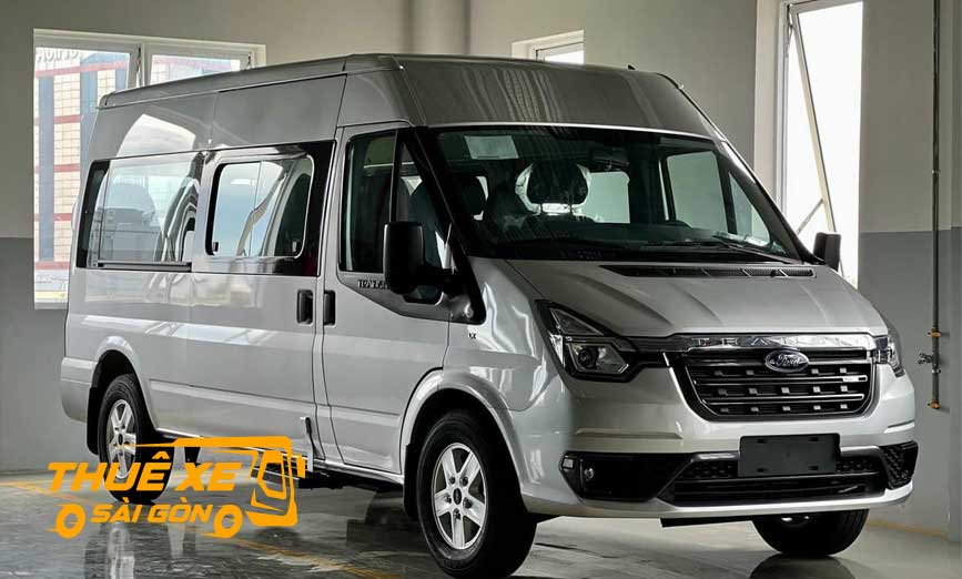 Ford transit nhìn với góc nghiêng