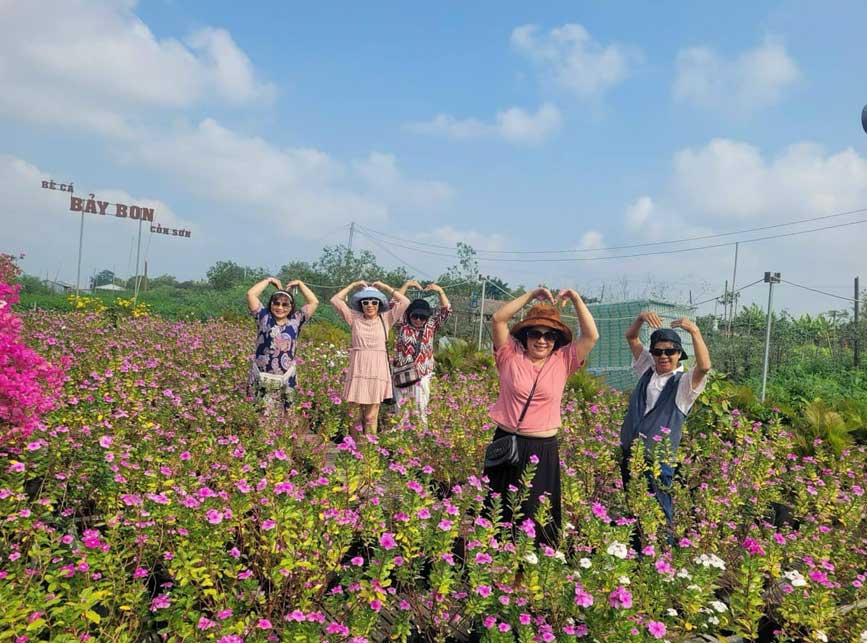 Khách vui chơi trên Cồn Sơn - Cần Thơ