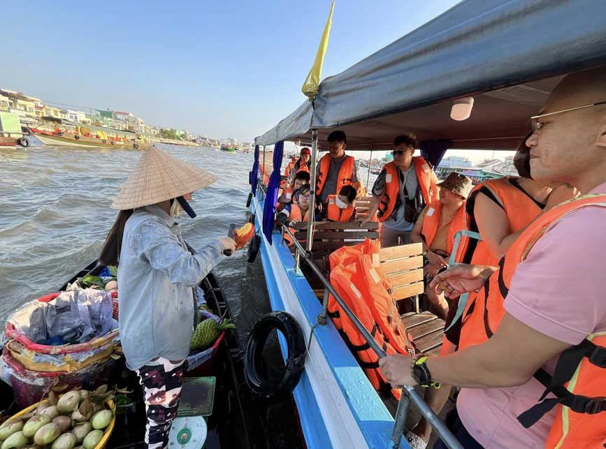 Du khách tham quan chợ Cái Răng