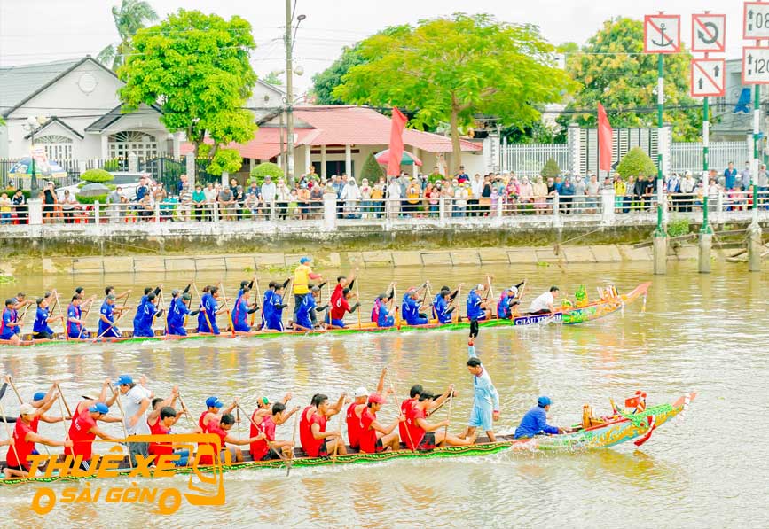 Đua ghe Ngo ở Ao Bà Om