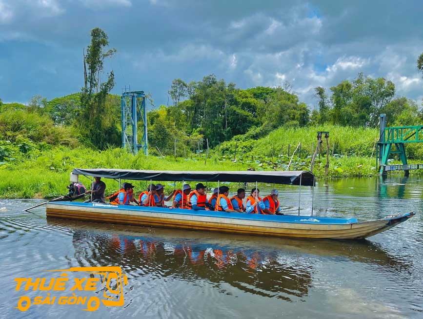 Xuống máy lướt nhẹ trong Làng Nổi Tân Lập