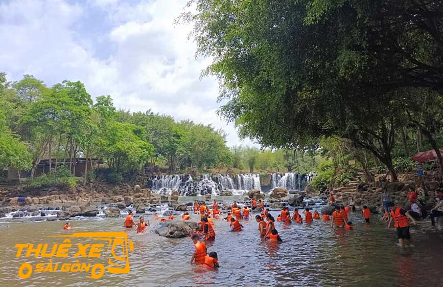 Vui chơi tắm thác Giang Điền