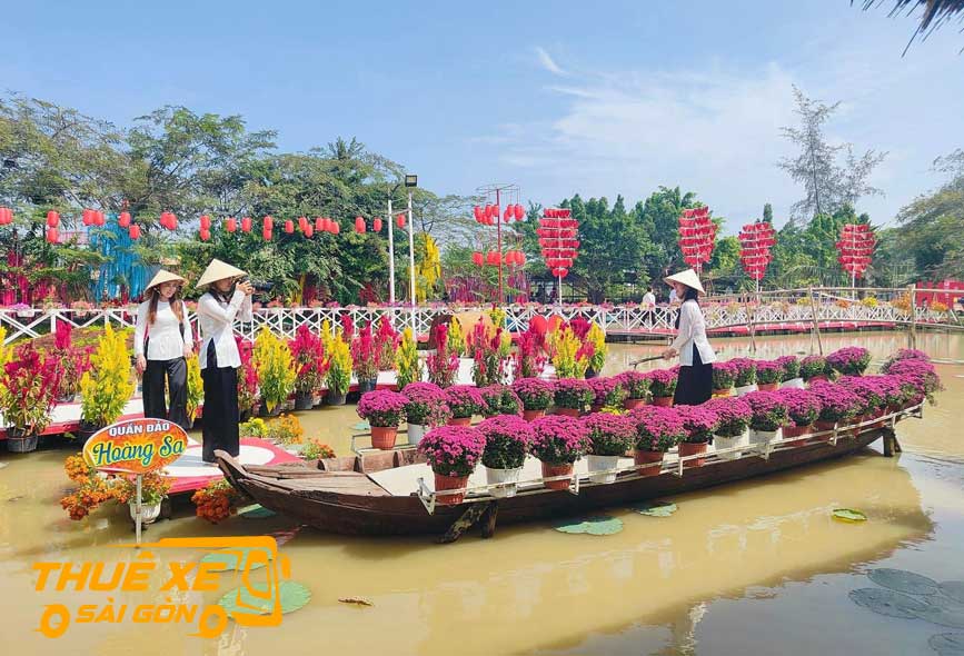 Du khách chụp hình tại các tiểu cảnh trong làng hoa