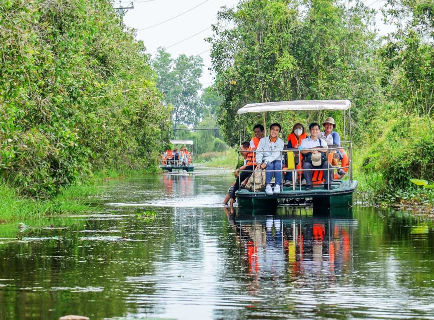 Đi thuyền lớn ở Cánh Đồng Bất Tận