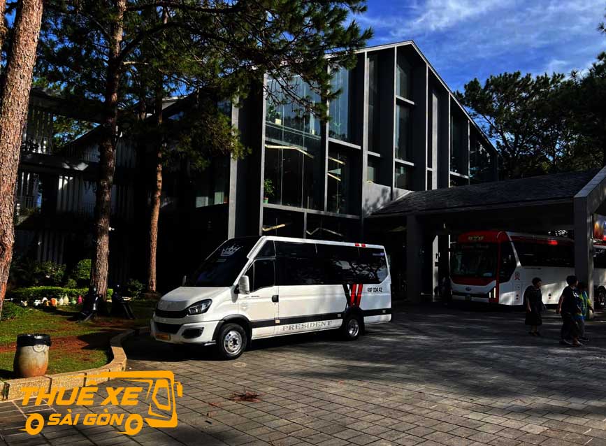 Xe limousine tham quan Đà Lạt