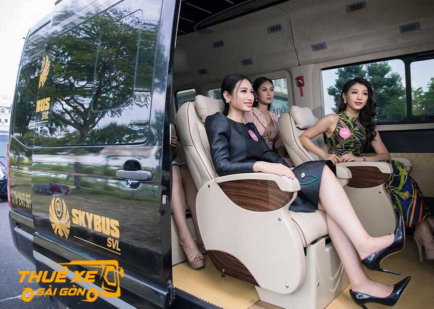 Sử dụng xe limousine với nhiều tiện ích