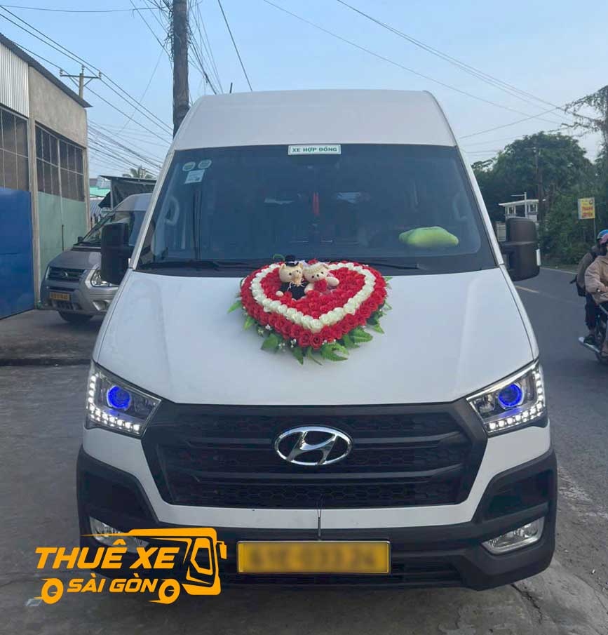 Xe 16 chỗ trang trí hoa rất dễ thương