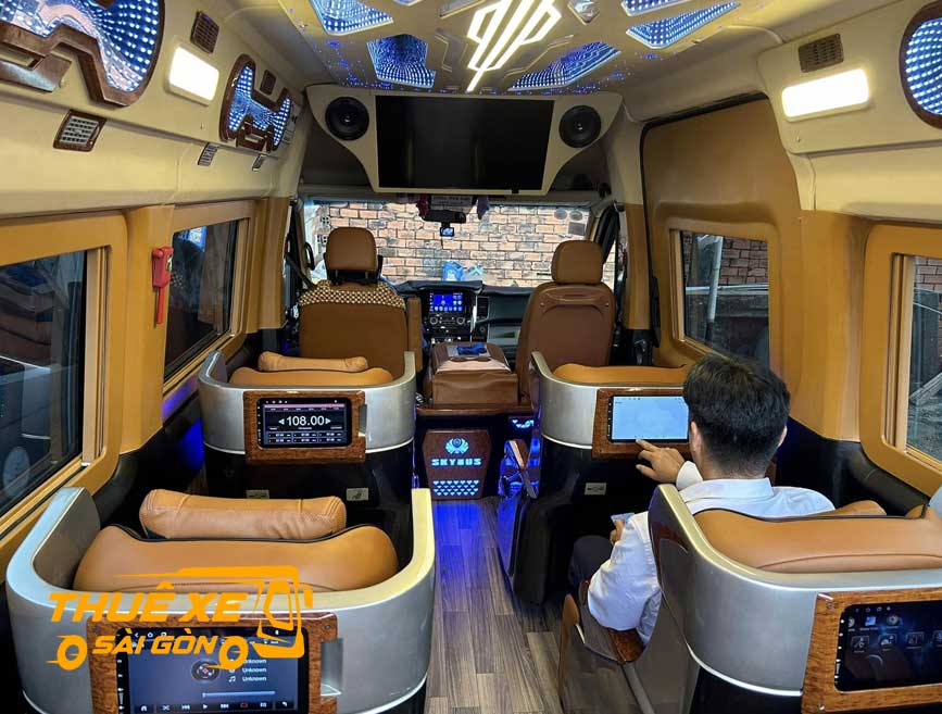 Khách hàng trải nghiệm tính năng trên dòng limousine boeing 9 chỗ