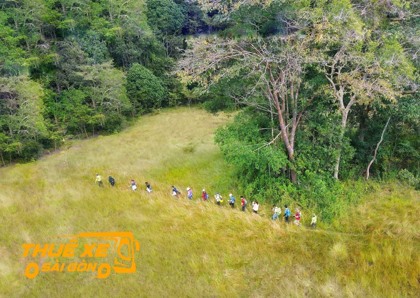 Khách trekking vườn quốc gia Xa Mát