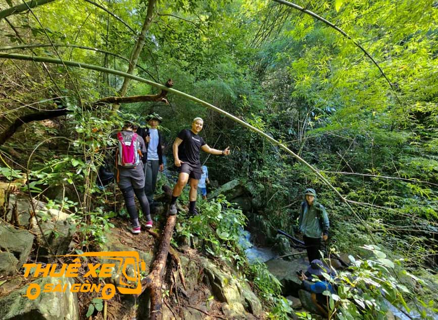 Các bạn trẻ trekking núi Tà Cú