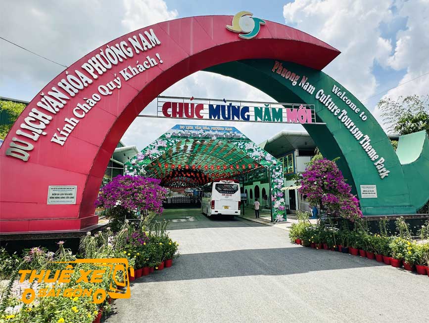 Du khách tham quan khu du lịch Phương Nam - Đồng Tháp