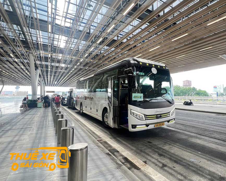 Dòng xe 45 chỗ đón khách tại sân bay đi Hớn Quản