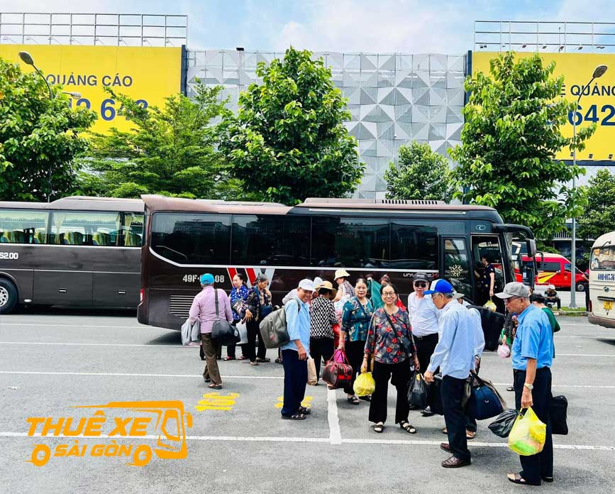 Đón du khách đi hành trình Nha Trang - Đà Lạt từ sân bay Tân Sơn Nhất