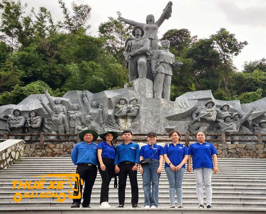 Du khách tham quan chụp hình tại tượng đài chị Sứ
