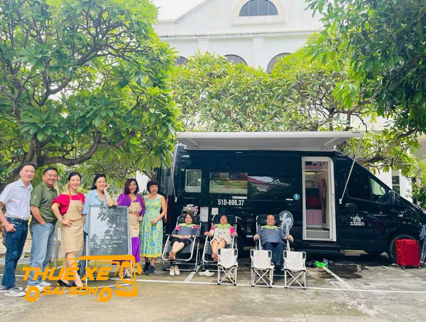 Du khách bán hàng lưu động
