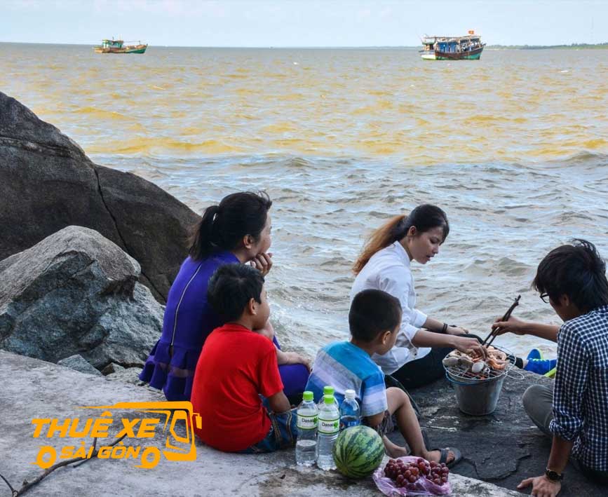 Thưởng thức hải sản ngay trên cửa sông Ông Đốc