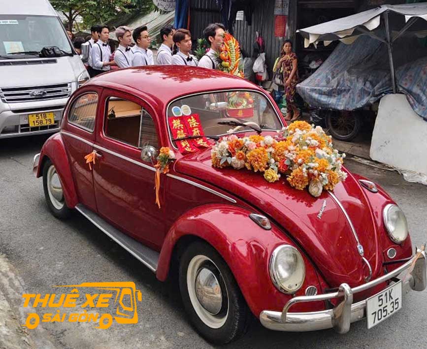 xe hoa cưới màu đỏ trong ngày rước dâu