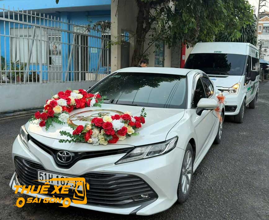 Bộ đôi xe hoa màu trắng trong ngày cưới