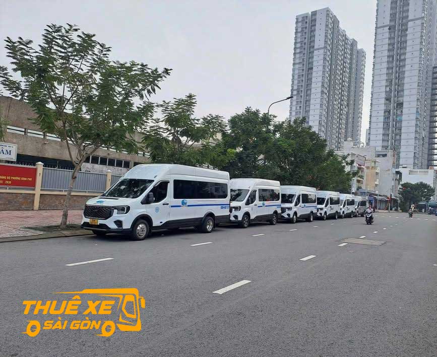 Màu trắng là dòng khá phổ biến trong phân khúc 16 chỗ