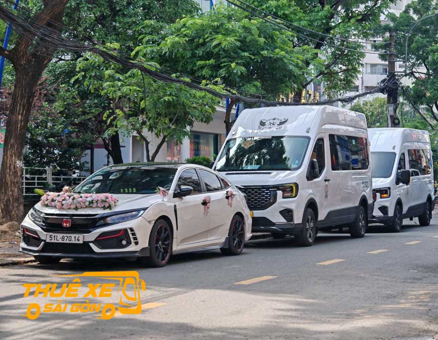 Dòng xe màu trắng 16 chỗ trong ngày cưới