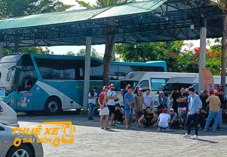 Du khách tham quan điểm Bàu Trắng