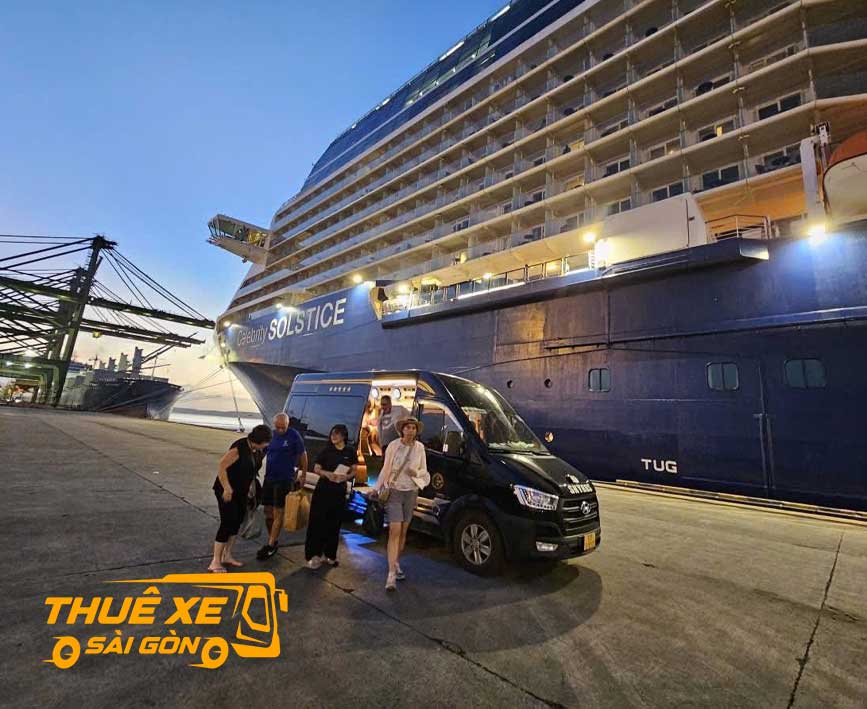 Khách tàu biển thuê xe tham quan theo ngày