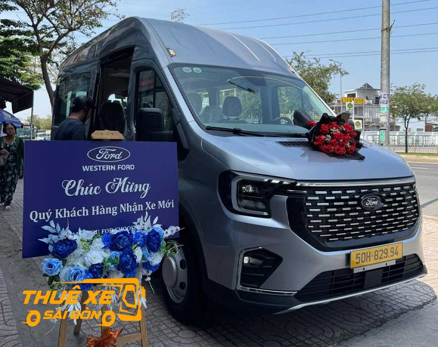 Xe du lịch màu xám rất chuộng dòng 16 chỗ