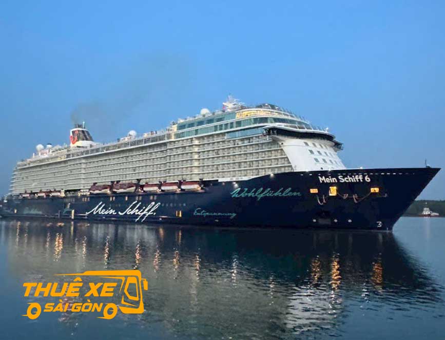 Khách du lịch tàu biển đến cảng Phú Mỹ